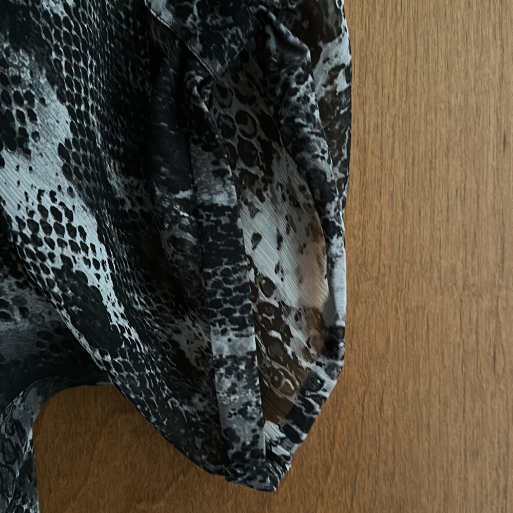 Express snakeskin sheer blouse with 2 pockets and button 1/2 down XS - Picture 3 of 7